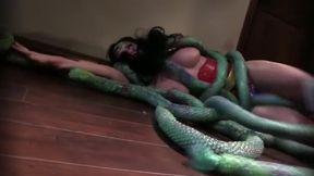 Wonder Woman vs Alien Queen