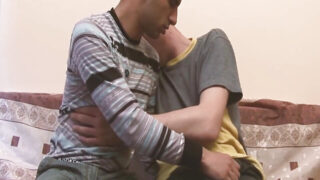 Tineri homosexuali obraznici fac sex oral și masturbare manuală înainte de a se fute fără șa cu o pula mare