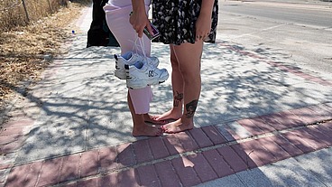 REBECA Y CRIS SE CHUPAN LOS PIES EN LA CALLE