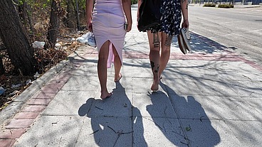 REBECA Y CRIS SE CHUPAN LOS PIES EN LA CALLE