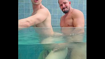 Transamos a tarde inteira em todos os cantos do apartamento e fiz o macho dotado gozar duas vezes.