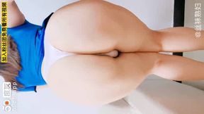 Zhuang Zhengzheng's Republic-era blue blouse and thong are alluring, and her plump back is still the center of attention.  Do you like aunties with plump butts like this