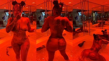 Marrijanee in the jacuzzi twerking