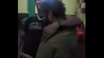 amigos se beijando no bar