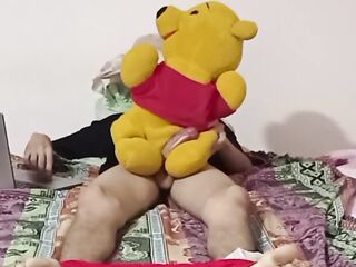 Me vengo en chorros de jizz follandome a Winnie the pooh