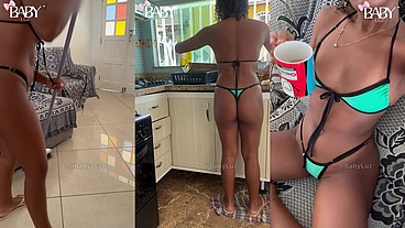 Novinha provoca tio limpando a casa com biquíni micro