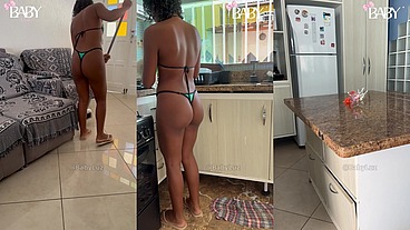 Novinha provoca tio limpando a casa com biquíni micro