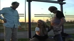 Milf mit dicken Natur Titten wird von 2 Fremden gefickt
