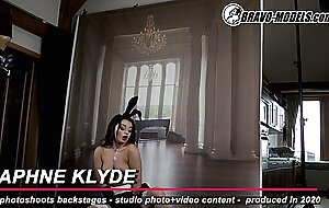 388 - Backstage from photoshoot with pornstar DAPHNE KLYDE - theme cosplay warriors girls