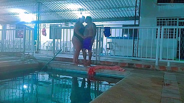 Amateur sex in public pool. Pool cleaner fucks boss's busty wife, the chubby slut sucks cock and they end up fucking outdoors, homemade video