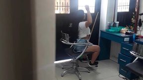 se la chupo en la peluqueria y se corre en mi boca que rica leche