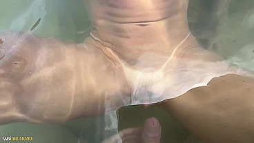 Sexo no mar loira safada se arriscou na praia e quase foi pega no flagra