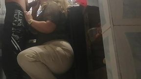 mamada en la cocina por la vecina esposa de mi amigo