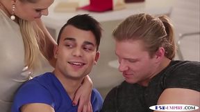 Wanking stud facialized during bi threeway