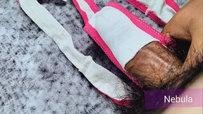 Me masturb&eacute_ y corr&iacute_ sobre la tanga de flores rosas de mi novia