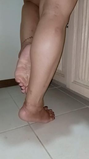 Housewife Feet (with a little booty)