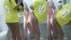 tava com tesao vendo minha pequena chupa sua amiga nu aguentei come a amiguinha dela no joga da selecao copa du mundo