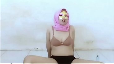 Fisting memek sendirian karena tidak ada lawan tapi aku benar-benar menikmati permainan ini