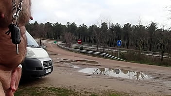 promenade nu un jour de pluie en bord de route