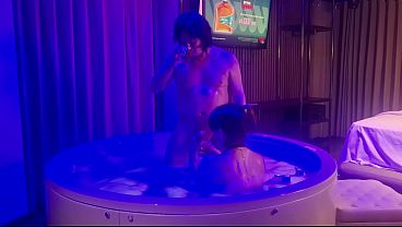 Llevo a una amiga con derechos a un jacuzzi para relajarnos y me la culeo bien rico, relax total.