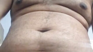 Tüylü genç delikanlılar birbirlerinin büyük penislerine vahşice biniyorlar.