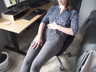 Sexy Secretary Showing Off Corpulent Camel Toe In Denim Jeans