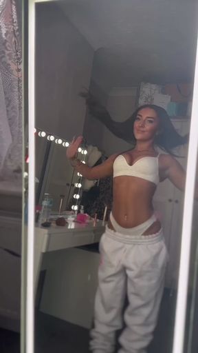 Onlyfans petite brunette exposes herself