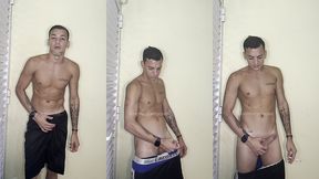 novinho dotado famoso no tiktok com short de jogar futebol batendo punheta em quanto fala putaria submissa