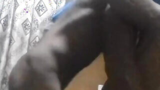 Velký černý učitel buší amatérskému chlápkovi zadek bez sedla v žhavé domácí akci