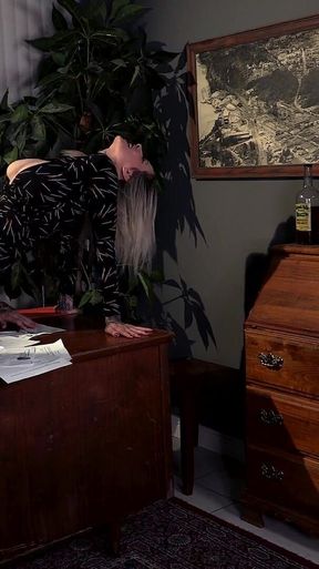 Hot Secretary: Using Her Boss’s Tongue - Sweetfemdom