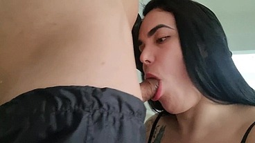 Mamei o motoboy e deixei ele goza no meu cu