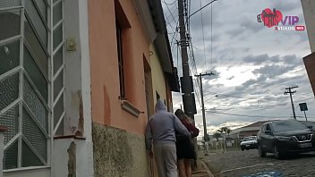 Tomando leitinho de desconhecido no carro, mas antes, um passeio com um salto scarpin cheio de porra, o corno do meu marido filma tudo - Cristina Almeida