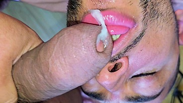 Pediu e levou uma boa surra de pica deixando seu cuzinho assado o fazendo jatar leite da pica.