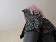 FEMBOY / Показывает что у нее под юбкой