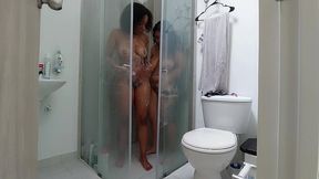 la novia de mi hermanastro acepta tener sexo en la ducha