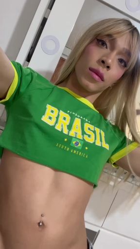 Big-titted amateur flaunts her juicy ass