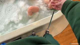 Pizzabud slikkede våd fisse. Cutie spiste kurerens sperm - Eva Soda