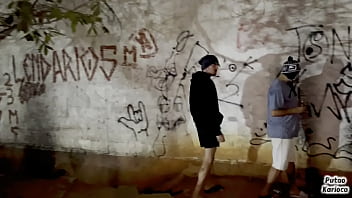 O MACHO CASADO FOI FUMA UMA ERVA NA PRA&Ccedil_A E DEU TES&Atilde_O E ACABOU PEGANDO O MORADOR DE RUA E GANHANDO LEITADA NO RABO