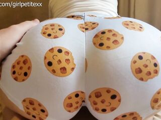 Stepsister doesn&#039;t Mind to Share Her Soaked Cookies with My Dong