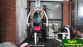 Ebony gym trap pisses in bottle after workout