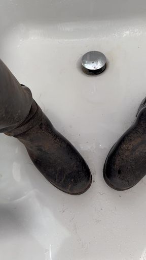 Watch me wee on my wellies peeing on boots