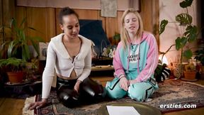 ”Ersties - Goldene Dusche und Dildospiele mit Mia A und Lia A”