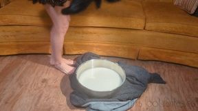 Fifi steps into corn starch oobleck with her black knee high boots, this time an extra deep batch that gets her extra stuck *discounted replay in case you missed it*