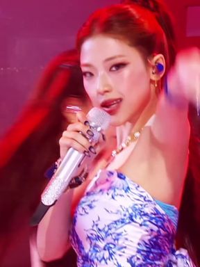 K-pop idol shows off her armpits