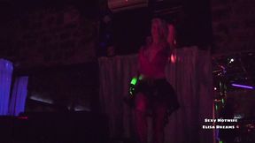 baisee par 3 mecs dans un club echangiste pour ce jour voici la dix-huitieme...