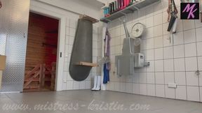 Tierärztin in grün - Lebendbeschau des Schlachtebers