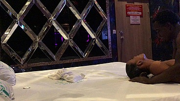 Sexo apasionado termina con semen en el culo