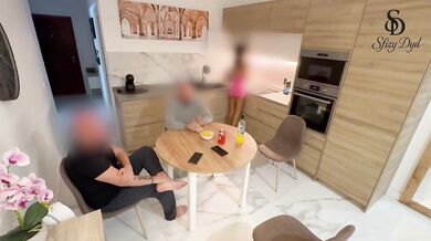 TENTATRICE: scopo l'amico di mio marito mentre lo ospitiamo a casa nostra, non ho resistito ed l'ho sedotto, abbiamo scopato!