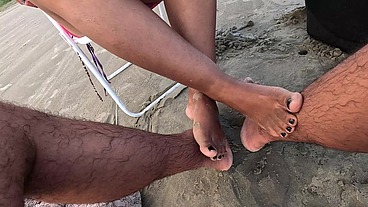 Solinhas molhadas na areia: pés suadinhos que vão te deixar louco de tesão!