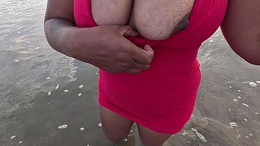 Solinhas molhadas na areia: pés suadinhos que vão te deixar louco de tesão!